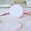 Gewellter DIY Give-Away Anhänger in rosa mit personalisiertem Schriftdruck auf weißem Papier. Mittig ist eine Krone gepraegt. Design Kleine Prinzessin © KARTEN-DESIGN.at