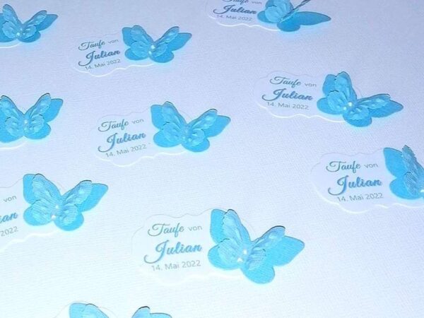 Personalisierter, handgefertigter DIY Taufe-Anhänger in Hell-Blau mit Name & Datum. Elegantes Design mit 3D-Schmetterling in Wunschfarbe, ideal für Gastgeschenke & Deko. Hochwertig & liebevoll gestaltet. Wahlweise mit Loch oder 3D-Klebepunkt. Design: Sweet Baby; Größe: 4,7 x 3 cm. © KARTEN-DESIGN.at Nicki Heß