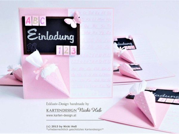Handgemachte Einladungskarten zur Einschulung, ersten Schultag und Schulstart mit Schultafel, 3D-Schultüte und personalisiertem Namen. Design "ABC 3D-Schultüte", Format 13,5 cm quadratisch, gestaltet in Rosa. © KARTEN-DESIGN.at Nicki Heß