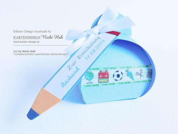 Handgemachtes Gastgeschenk zur Einschulung: Box in Wunschfarbe mit personalisiertem Buntstift. Die kurvige Box mit Masking Tape im Schuldesign gestaltet. Liebevoll und individuell gefertigt. © KARTEN-DESIGN.at Nicki Heß