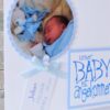 Baby Geburtskarte, Danksagungskarte und Dankeskarte zur Geburt. Individuell personalisiert und handgefertigt. Quadratische weiße Karte mit Baby-Foto und personalisiertem Geburtsdaten-Anhänger. Stempeldruck "Unser Baby ist angekommen". Farben und Kartengestaltung individuell nach Wunsch. Original-Design entwickelt von © Karten-design.at; Nicki Heß.