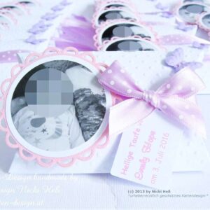 Edles Give-Away zur Taufe personalisiert mit Foto, Text, Name & Taufdatum. Handgefertigte Gastgeschenk Box mit edler Prägung, verziert mit 3D Schmetterling und befüllt mit Taufmandeln. © KARTEN-DESIGN.at Nicki Heß