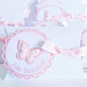 Gastgeschenk Box Design Beautiful Baby mit geprägter weißer Box, individuellem Textlabel mit Dankesbotschaft und Personalisierung. Dekoriert mit 3D-Schmetterling und Satinband mit Punkten. © KARTEN-DESIGN.at Nicki Heß