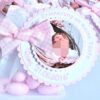 Gastgeschenk Mandelsaeckchen zur Taufe in rosa. Rund gewellter Anhaenger ist mit Taufdaten personalisiert. Mittig darin ist auf einem kleineren gewellten Label ein Foto des Taeufling angeordnet. Befestigt ist der Anhaenger mit einer rosa karierten Schleife, auf einem Organzasaeckchen in weiss, befuellt mit fuenf rosa Taufmandeln. Mandelspruch befindet sich rueckseitig. Design Lovely Times © KARTEN-DESIGN.at Nicki Heß