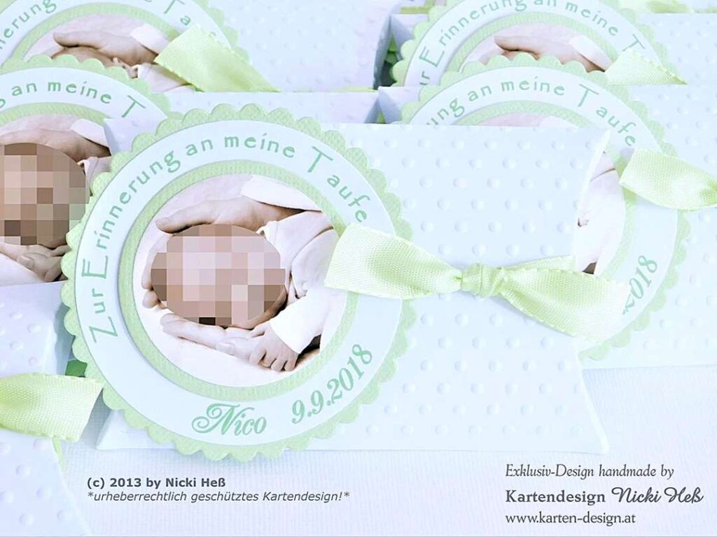 Zauberhafte Gastgeschenk-Box zur Taufe, Design First Lovely Times, in Wunschfarbe mit personalisierten Wunschtext, Babyfoto & Prägung! Verziert mit einem schönen Taftband in Wunschfarbe. Optional mit Taufmandeln und personalisierten Gästenamen-Anhänger. Jetzt einzigartiges Give-Away gestalten! © KARTEN-DESIGN.at Nicki Heß