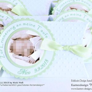 Zauberhafte Gastgeschenk-Box zur Taufe, Design First Lovely Times, in Wunschfarbe mit personalisierten Wunschtext, Babyfoto & Prägung! Verziert mit einem schönen Taftband in Wunschfarbe. Optional mit Taufmandeln und personalisierten Gästenamen-Anhänger. Jetzt einzigartiges Give-Away gestalten! © KARTEN-DESIGN.at Nicki Heß