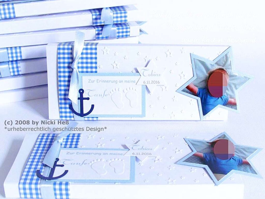Edle Verpackung für Schokolade zur Taufe – personalisiert mit Namen, Datum & Foto. Mit individueller Sternen-Prägung, gehalten in dezentem Baby-Blau mit karierten Akzenten & maritimen Anker dekoriert für ein einzigartiges Gastgeschenk. Größe: 18,6 x 7,6 x 1,4 cm. © KARTEN-DESIGN.at Nicki Heß