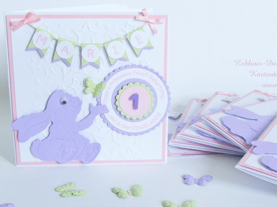 Weiße quadratische Kinder-Geburtstagseinladung Häschen mit Sternenprägung, farbigem Hintergrund, süßem Häschen-Motiv mit Schmetterling, Wimpelkette mit Namen und Label mit Einladungstext und Alter – festlich und verspielt. © KARTEN-DESIGN.at Nicki Heß Salzburg