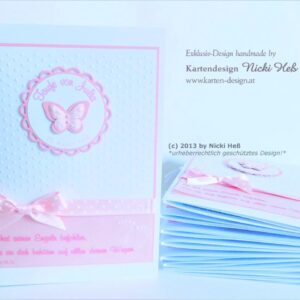 Kirchenheft in rosa personalisiert, geprägten Hintergrund und Punkteband in Wunschfarbe rosa. Im unteren Bereich gedruckter Taufspruch und geprägte Babyfüsschen. Weitere Farben und Gestaltungsmöglichkeiten im Karten-Shop. © KARTEN-DESIGN.at