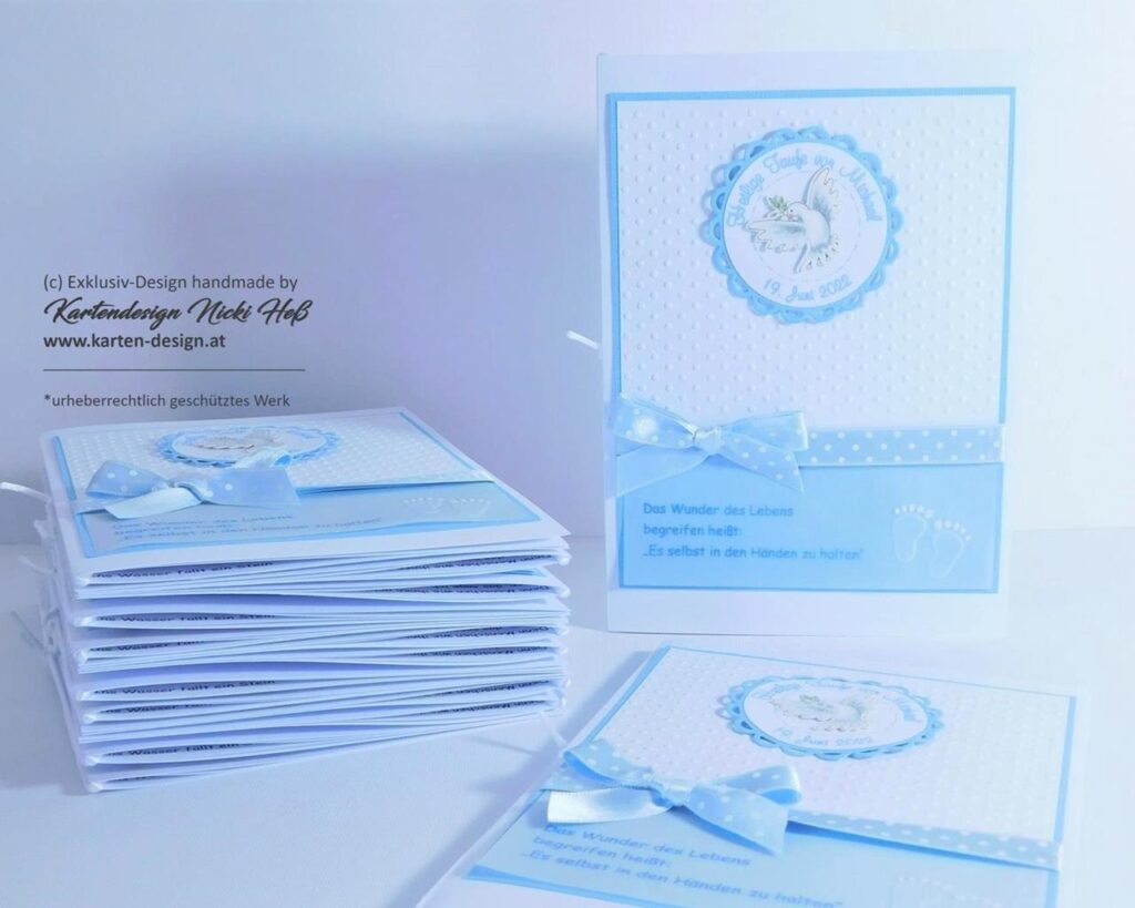 Kirchenheft in Baby-Blau personalisiert mit kirchlichen Taufsymbol Taube und Taufspruch. © KARTEN-DESIGN.at