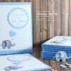 Individuelles Kirchenheft - Design: Dreamy Elephant in Wunschfarbe Baby-Blau mit süßem grauen Elefanten und Herzluftballon in 3D-Optik, Prägehintergrund nach Wunsch auf weißen Papier. Personalisiertes Label mit Taufspruch, Name & Taufdaten. Handgefertigt & liebevoll personalisiert für die Taufe. © KARTEN-DESIGN.at Nicki Heß