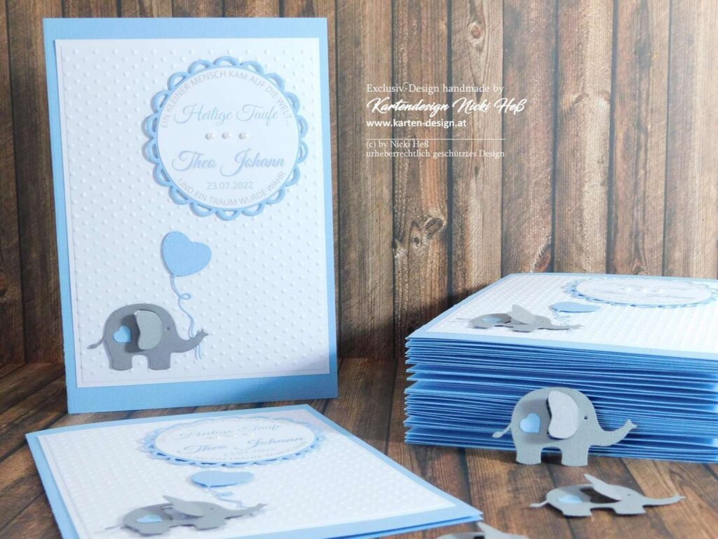Individuelles Kirchenheft - Design: Dreamy Elephant in Wunschfarbe Baby-Blau mit süßem grauen Elefanten und Herzluftballon in 3D-Optik, Prägehintergrund nach Wunsch auf weißen Papier. Personalisiertes Label mit Taufspruch, Name & Taufdaten. Handgefertigt & liebevoll personalisiert für die Taufe. © KARTEN-DESIGN.at Nicki Heß
