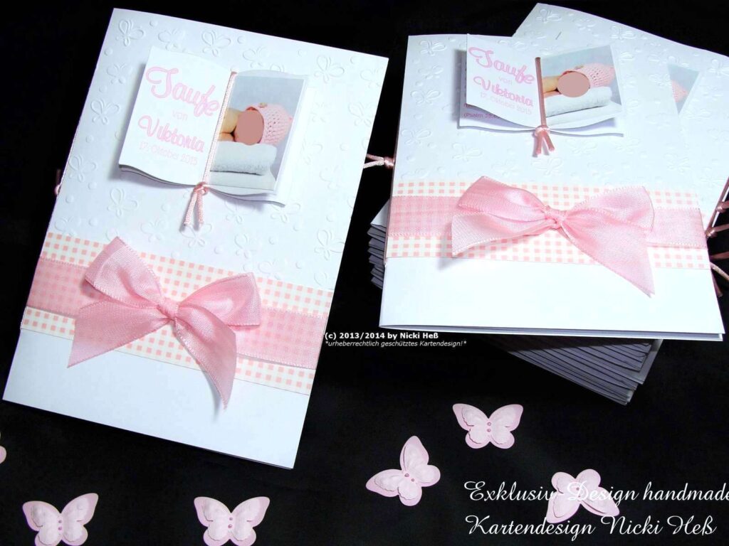 Kirchenheft zur Taufe in Weiß mit 3D-Taufbuch, Babyfoto & Prägung. Exklusives Taufheft – hochwertige Qualität, handgefertigt & individuell personalisiert, in Wunschfarbe Rosa. Design: Godsends © KARTEN-DESIGN.at Nicki Heß