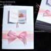 Kirchenheft zur Taufe in Weiß mit 3D-Taufbuch, Babyfoto & Prägung. Exklusives Taufheft – hochwertige Qualität, handgefertigt & individuell personalisiert, in Wunschfarbe Rosa. Design: Godsends © KARTEN-DESIGN.at Nicki Heß