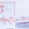Weißes Kirchenheft mit geprägtem Cover, 3D-Schmetterlingen, Satinschleife & Wunschtext – liebevoll handgefertigt zur Taufe im Design Hearty Butterflies, in Wunschfarbe Rosa. © KARTEN-DESIGN.at