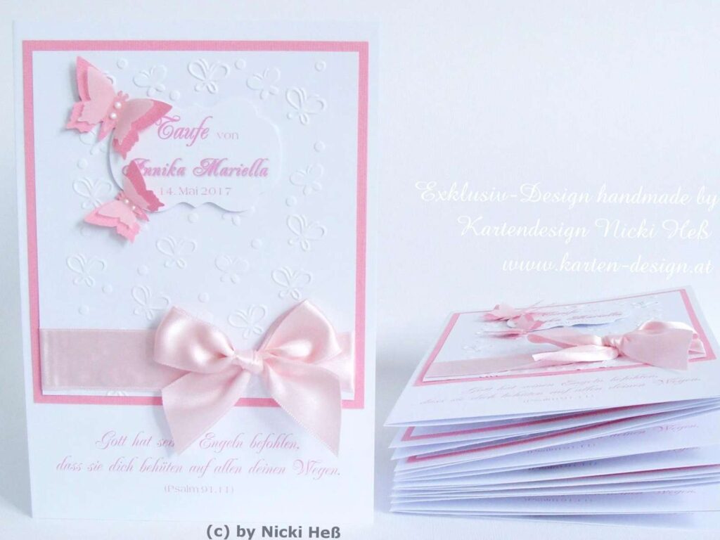 Weißes Kirchenheft mit geprägtem Cover, 3D-Schmetterlingen, Satinschleife & Wunschtext – liebevoll handgefertigt zur Taufe im Design Hearty Butterflies, in Wunschfarbe Rosa. © KARTEN-DESIGN.at