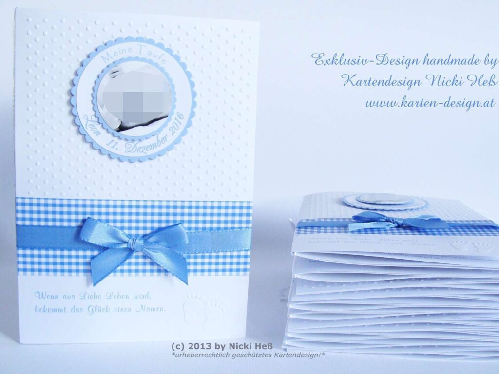 Edles Kirchenheft zur Taufe - Design Lovely Times mit Babyfoto, Taufspruch, personalisiert mit Namen & Taufdatum. Geprägter Hintergrund, 3D-Design & Schleife. Flexibler Taufablauf. Mit karierten Akzenten in Blau. Handgefertigt & individuell. © KARTEN-DESIGN.at Nicki Heß