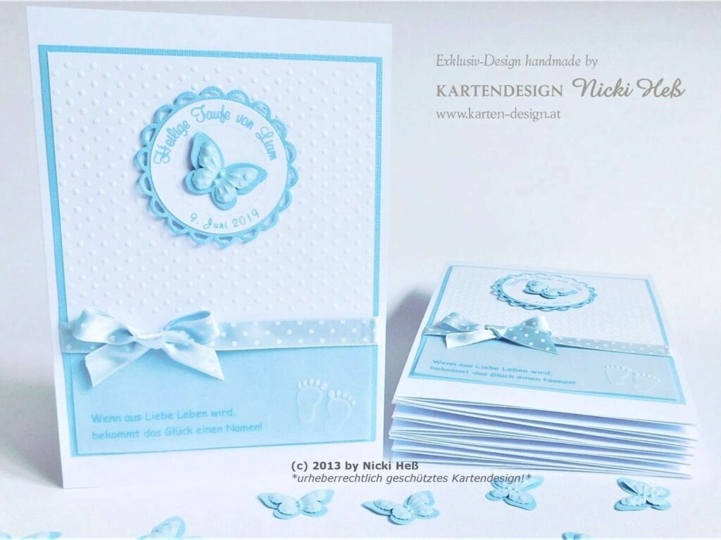 Individuelles Kirchenheft zur Taufe im Design Sweet Circle mit 3D-Schmetterling, Prägung, Babyfüßen, personalisiertem Label, Taufspruch und in Wunschfarben - Baby-Blau. Handgefertigt & flexibel gestaltet. © KARTEN-DESIGN.at Nicki Heß