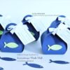 Gastgeschenk Fisch Kommunion personalisiert. Handgemachtes Give Away mit Box, Satinschleife & Anhänger. © KARTEN-DESIGN.at Nicki Heß Salzburg