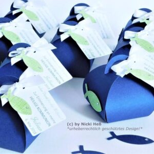 Gastgeschenk Fisch Kommunion personalisiert. Handgemachtes Give Away mit Box, Satinschleife & Anhänger. © KARTEN-DESIGN.at Nicki Heß Salzburg