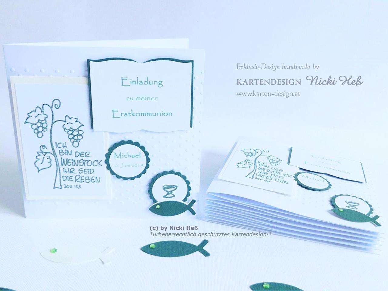 Die Kommunionseinladung „Weinstock“ zeigt eine weiße quadratische Klappkarte mit geprägten Punkten, beigem Hintergrund und einem Stempeldruck mit Bibelvers „Ich bin der Weinstock, ihr seid die Reben“. Rechts daneben befindet sich ein Label in Buchform mit dem Einladungstext, darunter zwei runde Labels mit Personalisierung, Kelch und Fisch. Durch 3D-Abstandspads entsteht ein fühlbarer Effekt. © KARTEN-DESIGN.at Nicki Heß Salzburg