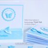 Menükarte in baby-blau personalisiert, geprägten Hintergrund und Punkteband in Wunschfarbe blau. Im unteren Bereich Text Menü und geprägte Babyfüsschen angeordnet. Weitere Farben und Gestaltungsmöglichkeiten im Karten-Shop. © KARTEN-DESIGN.at