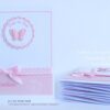 Menükarte in baby-rosa personalisiert, geprägten Hintergrund und Punkteband in Wunschfarbe rosa. Im unteren Bereich Text Menü und geprägte Babyfüsschen angeordnet. Weitere Farben und Gestaltungsmöglichkeiten im Karten-Shop. © KARTEN-DESIGN.at