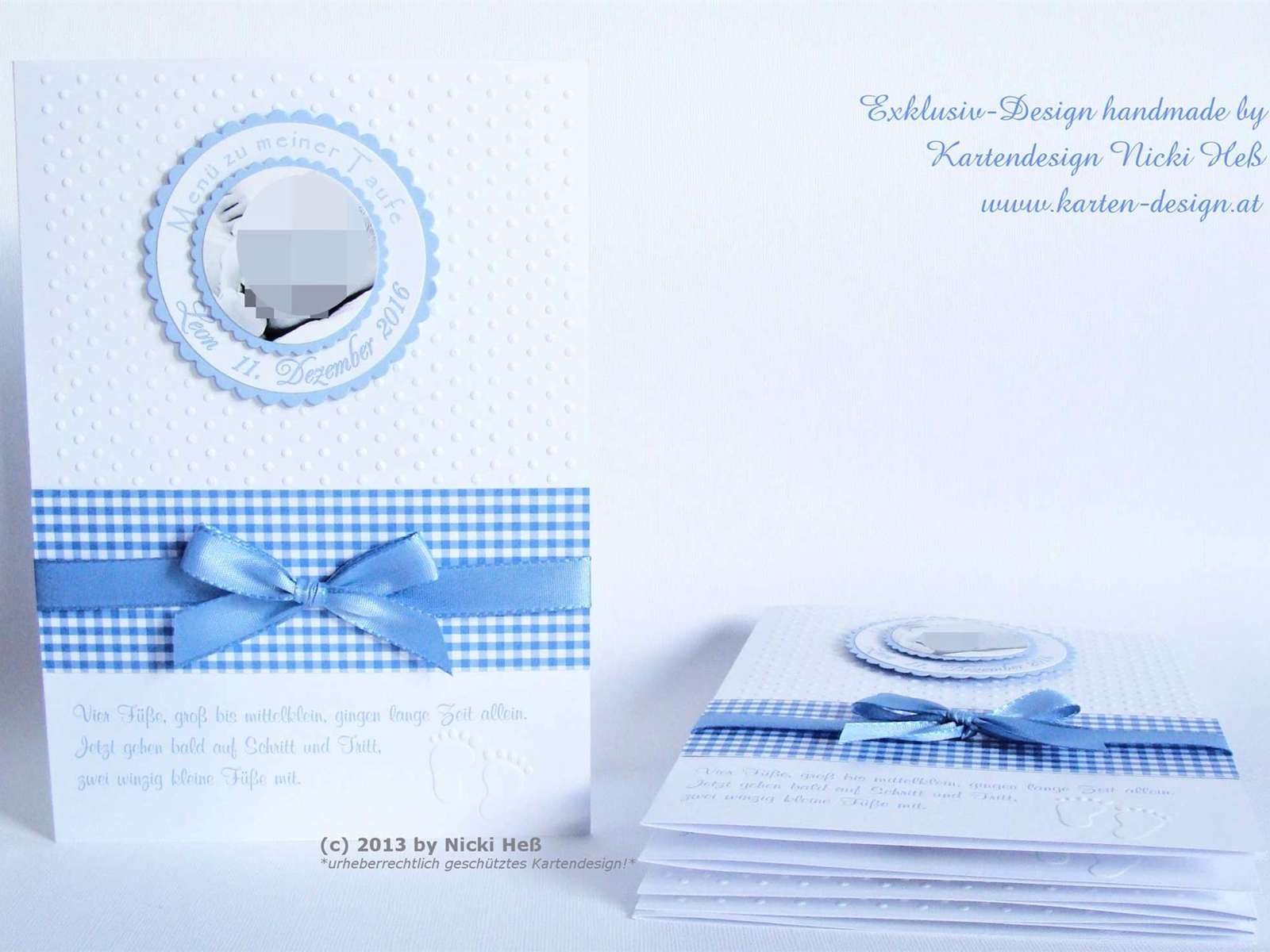 Menuekarte zur Taufe Lovely Times mit gepraegten Hintergrund, personalisierten Label mit Taufname, Taufdatum und Foto eines Babys darin. Karierter blauer Fotokarton mit Taftband in Blau zieren den mittleren Bereich des Taufmenues. Darunter ist ein Taufspruch gedruckt und mit gepraegten Babyfuesschen dekoriert. © KARTEN-DESIGN.at Nicki Heß