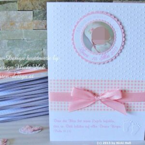 Menuekarte zur Taufe Lovely Times mit gepraegten Hintergrund, personalisierten Label mit Taufname, Taufdatum und Foto eines Babys darin. Karierter rosa Fotokarton mit Taftband in Rosa zieren den mittleren Bereich des Taufmenues. Darunter ist ein Taufspruch gedruckt und mit gepraegten Babyfuesschen dekoriert. © KARTEN-DESIGN.at Nicki Heß