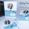 Menükarte Taufe Sweet Baby mit Babyfoto mittig, Prägehintergrund mit wahlweise Punkte, Schmetterlinge, Sterne, Herzen, Babyschritte oder Vintage. Qualitätspapier in Blau, Satinband Hellblau, Personalisierung und im 3D-Design. Liebevoll handgefertigt in vielen Wunschfarben für unvergessliche Tauf-Momente. © KARTEN-DESIGN.at Nicki Heß