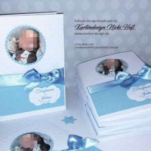 Menükarte Taufe Sweet Baby mit Babyfoto mittig, Prägehintergrund mit wahlweise Punkte, Schmetterlinge, Sterne, Herzen, Babyschritte oder Vintage. Qualitätspapier in Blau, Satinband Hellblau, Personalisierung und im 3D-Design. Liebevoll handgefertigt in vielen Wunschfarben für unvergessliche Tauf-Momente. © KARTEN-DESIGN.at Nicki Heß