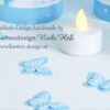 Niedliche handgefertigte Streu-Deko Schmetterlinge für die Taufe in blau. Zur Verwendung als Tischdekoration oder DIY-Taufe in vielen weiteren Farben im karten-design Shop erhältlich. © karten-design.at