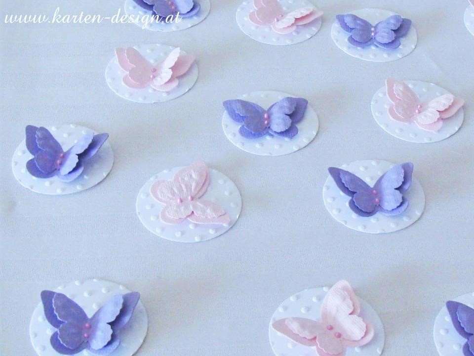 Niedliche handgefertigte Streu-Deko Schmetterlinge mit geprägten runden Kreis für die Taufe in flieder und rosa. Zur Verwendung als Tischdekoration oder DIY-Taufe in vielen weiteren Farben im karten-design Shop erhältlich. © karten-design.at