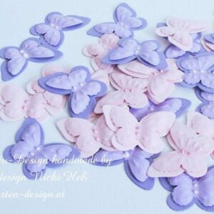 Niedliche handgefertigte Streu-Deko Schmetterlinge für die Taufe in rosa und flieder. Zur Verwendung als Tischdekoration oder DIY-Taufe in vielen weiteren Farben im karten-design Shop erhältlich. © karten-design.at