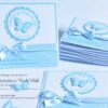 Taufeinladung in Baby-Blau personalisiert mit 3D-Schmetterling und Pünktchenband in Blau. Taufkarte mit Personalisierung, Taufspruch und Babyfüsschen. © KARTEN-DESIGN.at