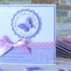 Taufeinladung "Sweet Circle" in Lila personalisiert mit 3D-Schmetterling und Pünktchenband in Flieder. Taufkarte mit Personalisierung, Taufspruch und Babyfüsschen. © KARTEN-DESIGN.at