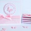 Taufeinladung "Sweet Circle" in Rosa personalisiert mit 3D-Schmetterling und Pünktchenband in Baby-Rosa. Taufkarte mit Personalisierung, Taufspruch und Babyfüsschen. © KARTEN-DESIGN.at