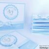 Taufeinladung mit kirchlichen Symbol in Form einer weißen glitzernden Taube. Taufkarte in Baby-Blau personalisiert mit Taufdaten und Taufspruch. © KARTEN-DESIGN.at