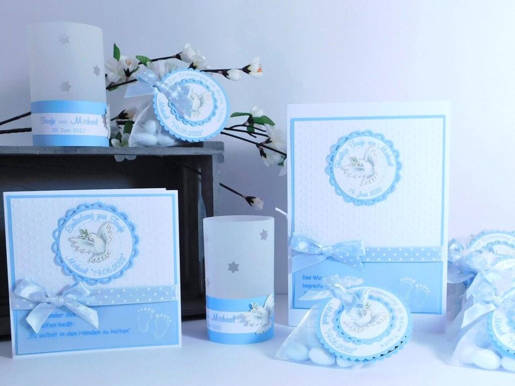 Taufkarten, Gastgeschenke, Taufdekoration, Tischlichter, Menükarten, Dankeskarten und Gästebuch zur Taufe © KARTEN-DESIGN