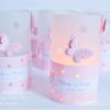 Windlichthüllen Tischlicht-Hüllen für Teelichter mit 3D-Schmetterlingen und personalisiertem Text auf unterem Papierstreifen in rosa. Handgefertigt aus 115g Transparentpapier. Hüllen mit gestanzten Sternen. © KARTEN-DESIGN.at