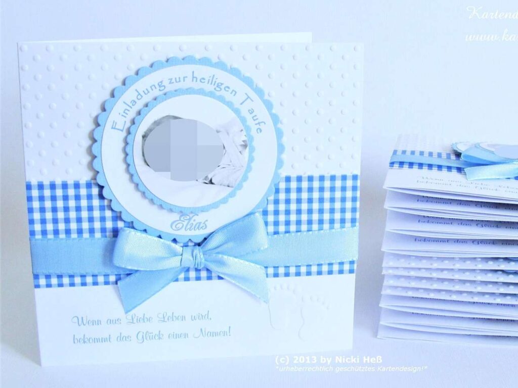 Taufeinladung personalisiert in Hellblau und Karo Blau mit individuellen Prägehintergrund, karierten Papierakzenten, farbigen Taftband und personalisierten Anhänger mit Name und Foto des Babys. Individueller Taufspruch mit geprägten Babyfüßen. Größe: 13,5 x 13,5 cm. Design: Lovely Times. ©KARTEN-DESIGN.at