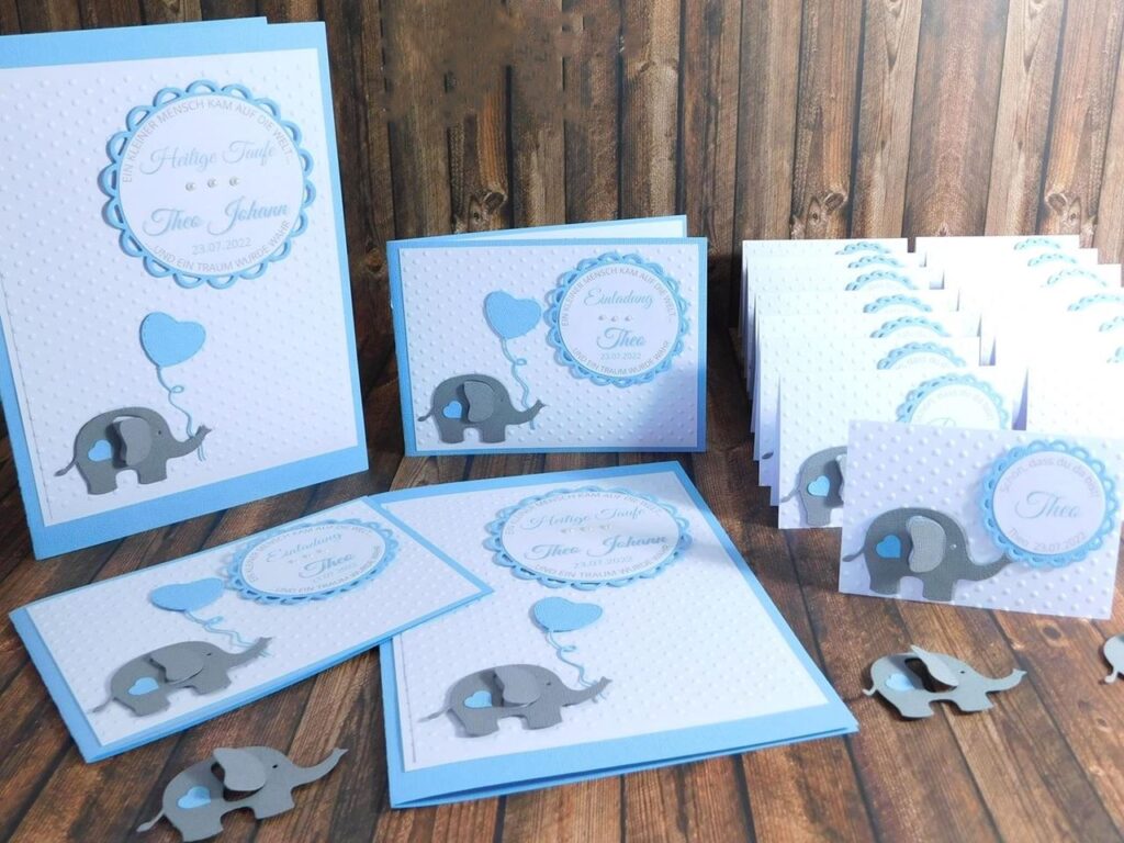 Papeterie Set zur Taufe bestehend aus Taufkarten, Taufeinladungen, Give-Away Gastgeschenken, Menükarten, Kirchenheften, Tischkarten, Gästebuch für Mädchen, Junge und Zwillinge mit niedlichem Baby-Elefanten individuell handgefertigt nach Wunsch passend zum Stil und Motto der Taufe. © KARTEN-DESIGN.at