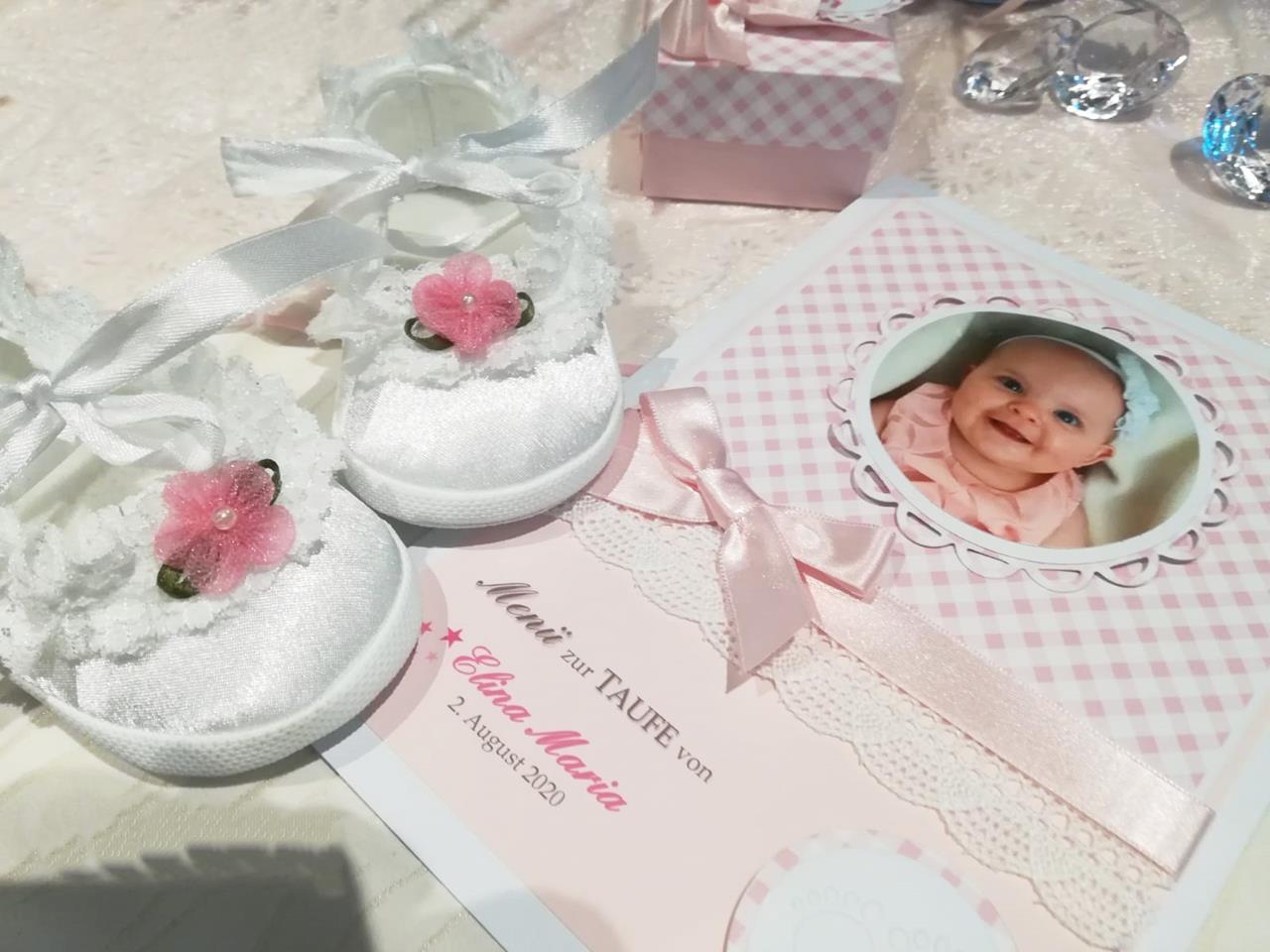 Taufkarten, Taufeinladungen, Give-Away Gastgeschenke, Tischkarten, Taufdekoration und Papeterie zur Taufe individuell und personalisiert handgefertigt im Karten-Design Tauf-Shop aus Strasswalchen, Salzburg Nahe zu Oberösterreich. © KARTEN-DESIGN.at