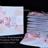 Taufeinladung in Form einer Flügelkarte. Design Happiness mit Satinband, 3D-Schmetterlingen und Taufbuch, personalisierbar mit Namen, Taufdatum und Tauf-Spruch. Die beiden Flügeln der Taufkarte mit rosa karierten Fotokarton. © KARTEN-DESIGN.at Nicki Heß