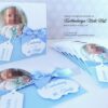 Taufeinladung weiß mit individuellem Prägemotiv und Foto des Babys. Mittig ein edles Satinband in Wunschfarbe Hellblau, sowie farbiger Papierakzent in Baby-Blau. Mit personalisierten Anhänger und individuellen Einladungstext. Format: 13,5 x 13,5 cm; Design: Sweet Baby; © KARTEN-DESIGN.at Nicki Hess