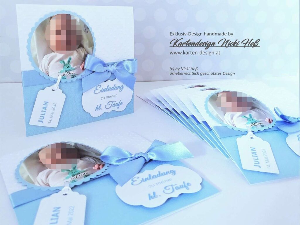 Taufeinladung weiß mit individuellem Prägemotiv und Foto des Babys. Mittig ein edles Satinband in Wunschfarbe Hellblau, sowie farbiger Papierakzent in Baby-Blau. Mit personalisierten Anhänger und individuellen Einladungstext. Format: 13,5 x 13,5 cm; Design: Sweet Baby; © KARTEN-DESIGN.at Nicki Hess