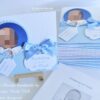 Einladung zur Taufe weiß mit individuellem Prägemotiv und Foto des Babys. Mittig ein edles Satinband in Wunschfarbe Hellblau, sowie farbiger Papierakzent in Baby-Blau. Mit personalisierten Anhänger und individuellen Einladungstext. Format: 13,5 x 13,5 cm; Design: Sweet Baby; © KARTEN-DESIGN.at Nicki Hess