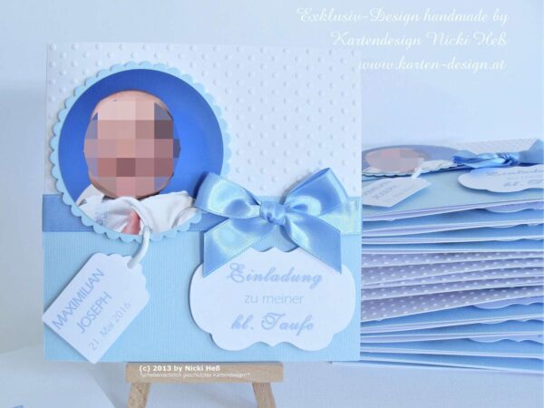 Taufeinladung weiß mit individuellem Prägemotiv und Foto des Babys. Mittig ein edles Satinband in Wunschfarbe Hellblau, sowie farbiger Papierakzent in Baby-Blau. Mit personalisierten Anhänger und individuellen Einladungstext. Format: 13,5 x 13,5 cm; Design: Sweet Baby; © KARTEN-DESIGN.at Nicki Hess