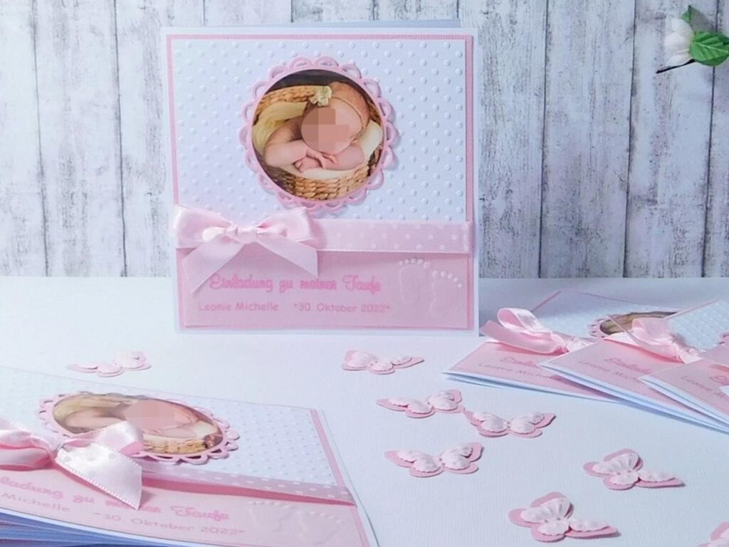 Liebevoll handgefertigte Taufeinladungen und Taufkarten individuell nach Wunsch mit oder ohne Foto vom Baby. Jede Einladungskarte zur Taufe personalisiert und herzberuehrend gestaltet für besondere Tauffeste © KARTEN-DESIGN.at