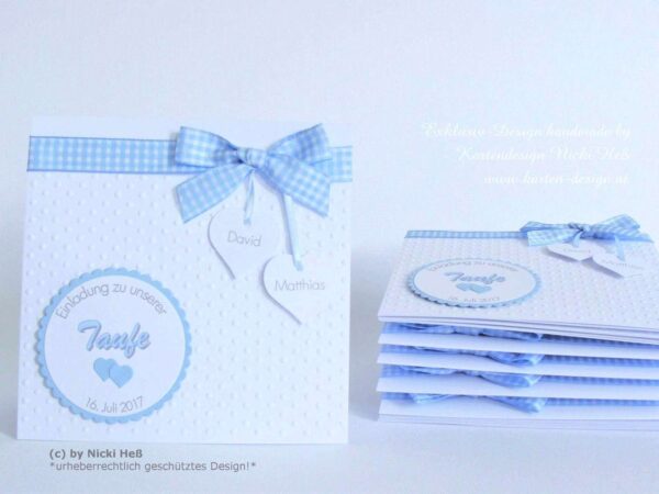 Taufeinladung quadratisch weiß mit Prägehintergrund Punkte. Eine karierte blaue Karo-Schleife mit zwei gestanzten Herzen darauf mit personalisierten Namen der Zwillinge. Ein rund gewelltes Label in Blau mit dem Taufdatum und zwei Herzen darauf ziert die Taufkarte ebenso. © KARTEN-DESIGN.at | Nicki Heß